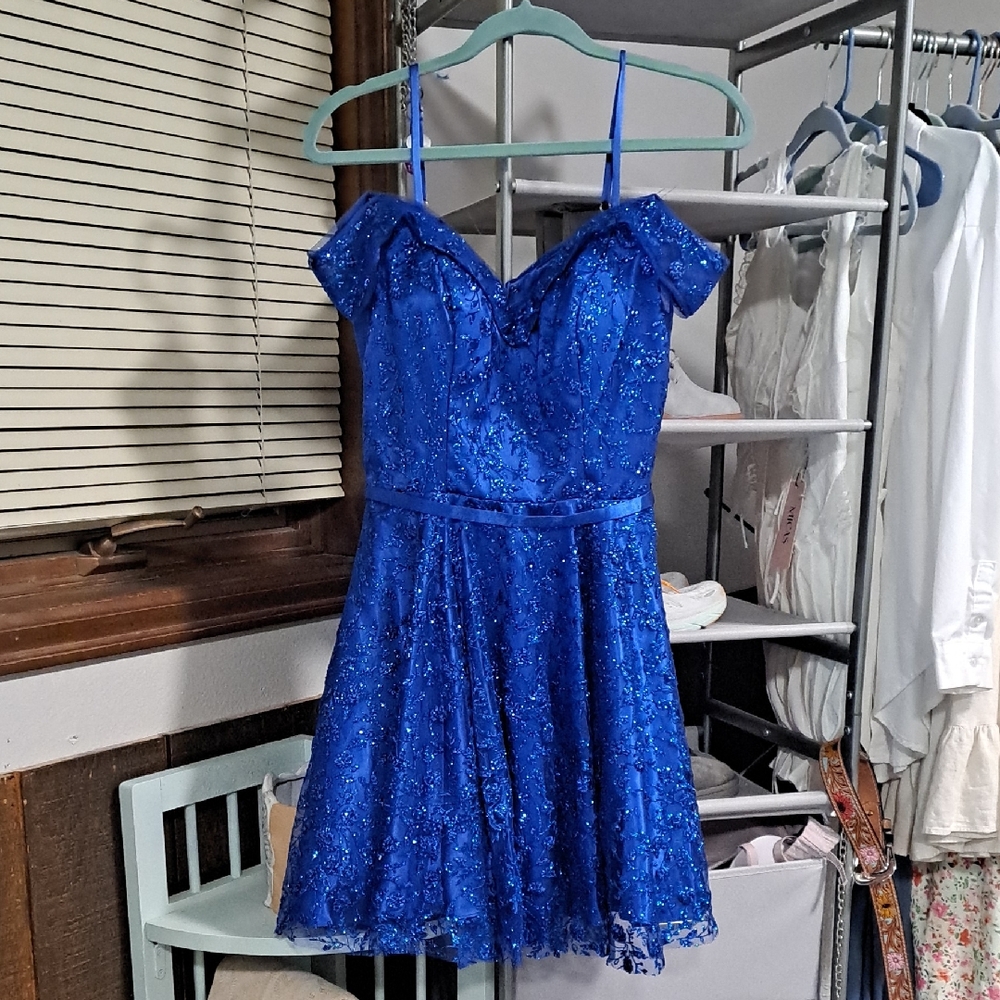 Vibrant Blue dress with Sweetheart Neckline. Glittery formal dress... never worn